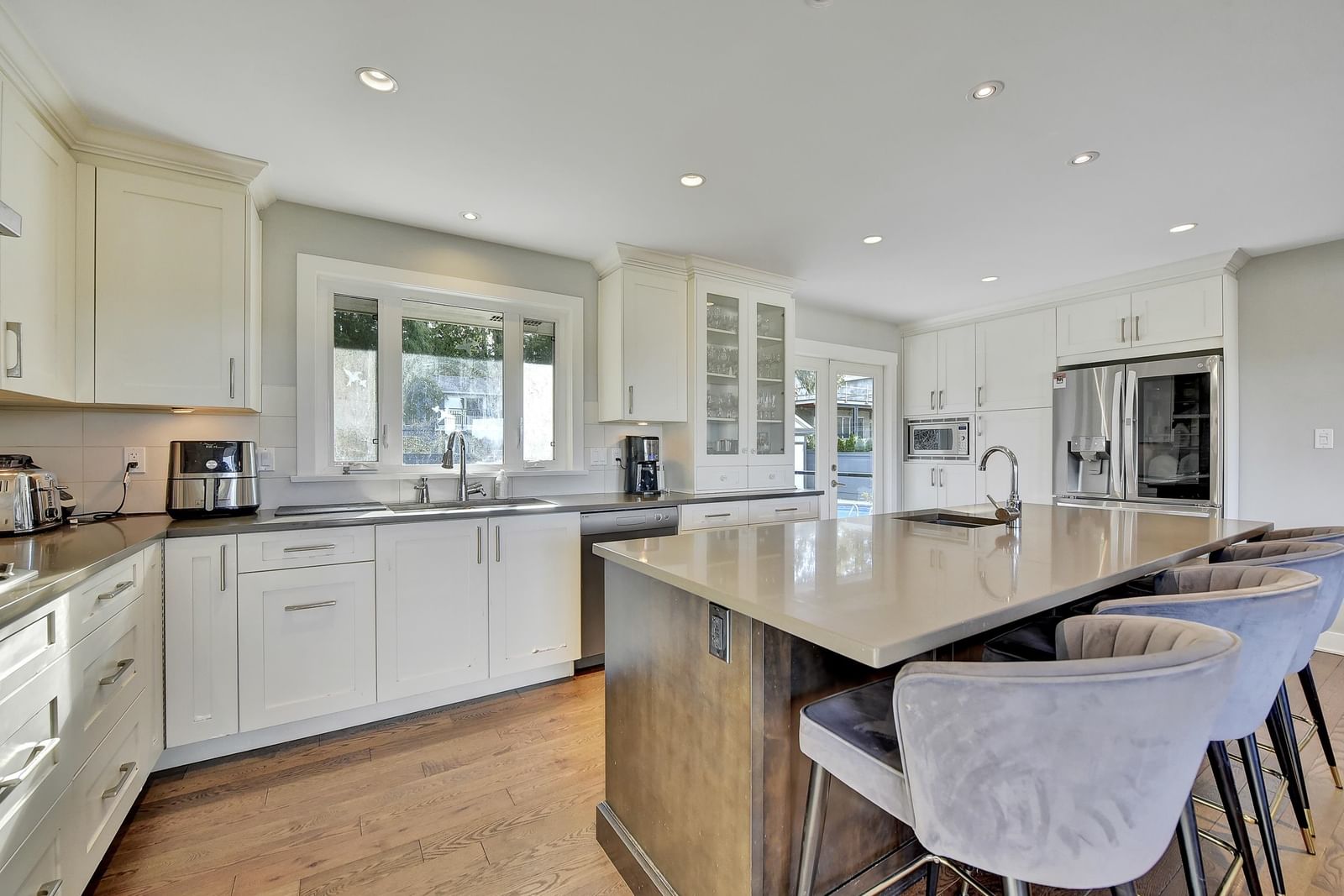 Listing Image 11
