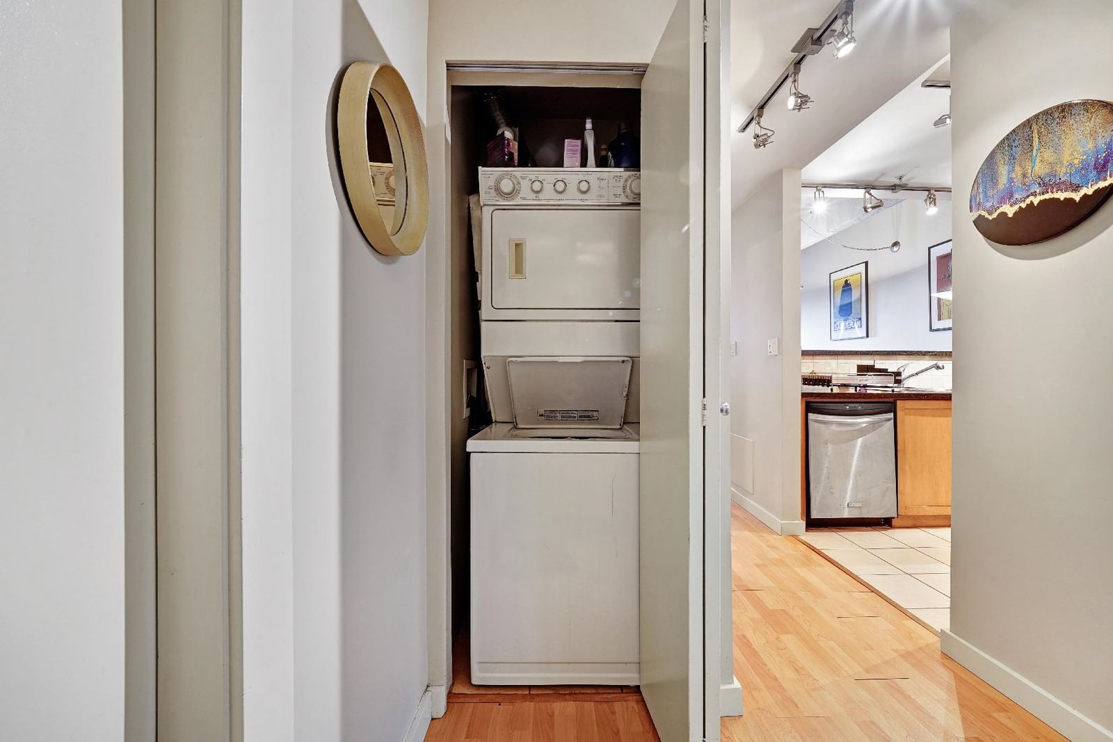 Listing Image 4