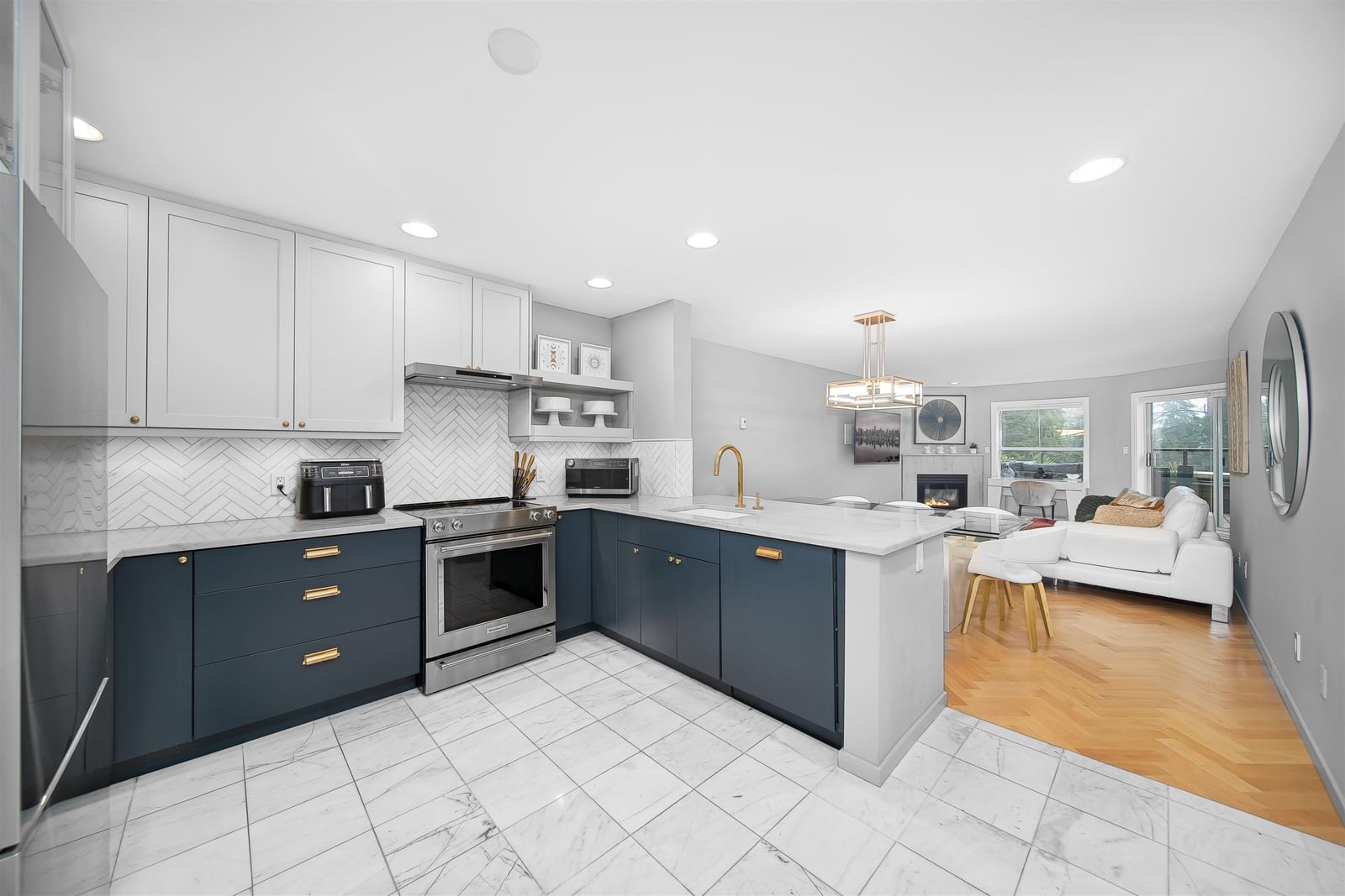 Listing Image 4