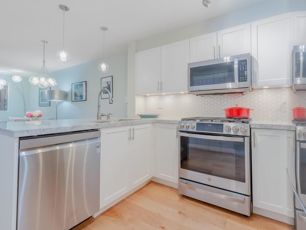 Listing Image 4