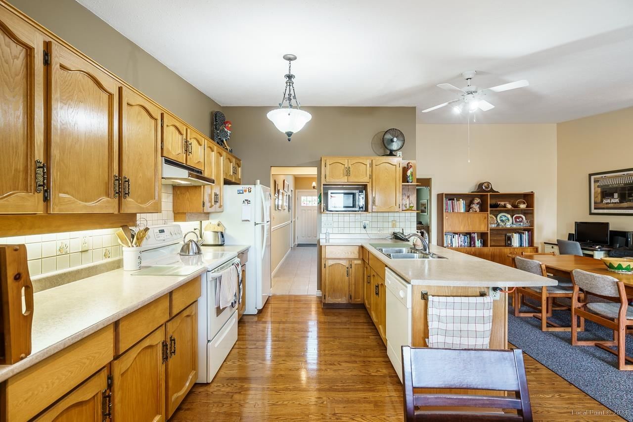 Listing Image 9