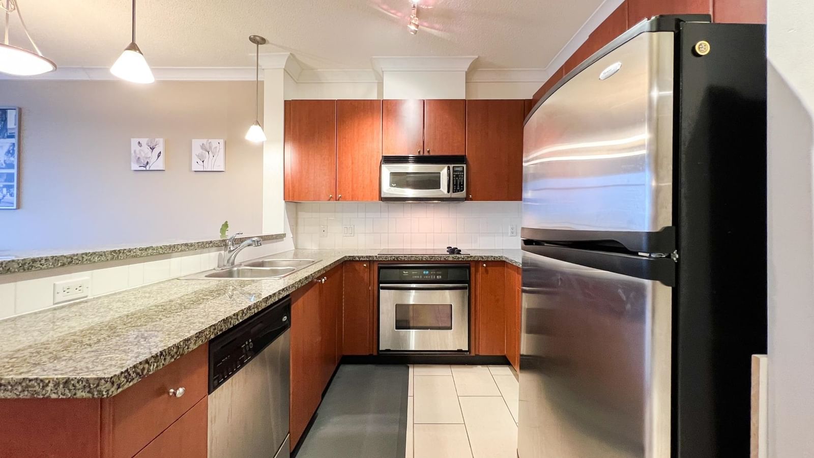 Listing Image 4