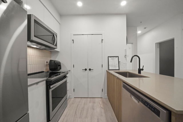 305 - 32828 Landeau Place