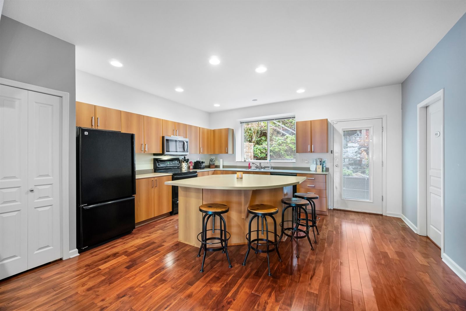 Listing Image 8