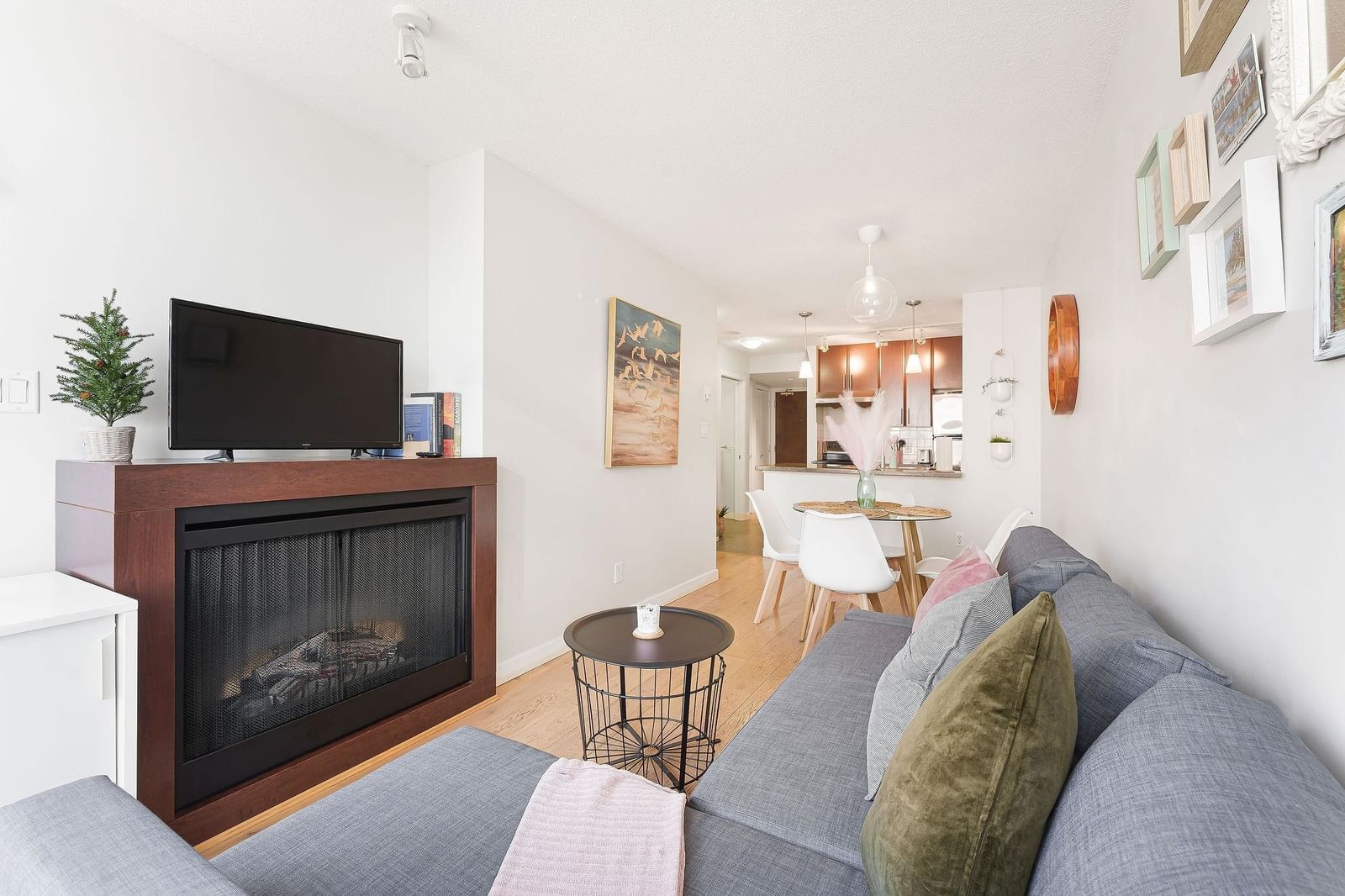 Listing Image 3