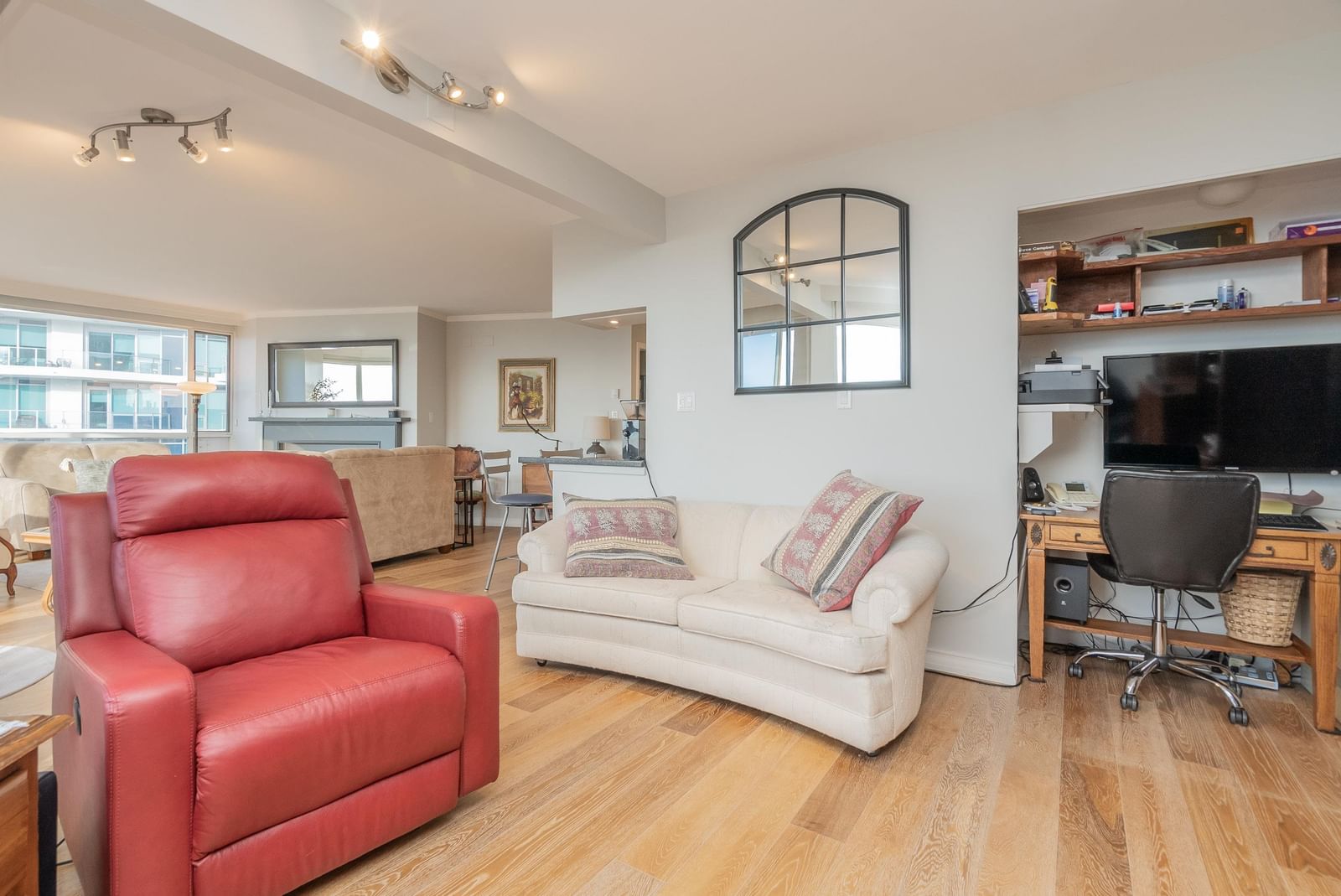 Listing Image 17