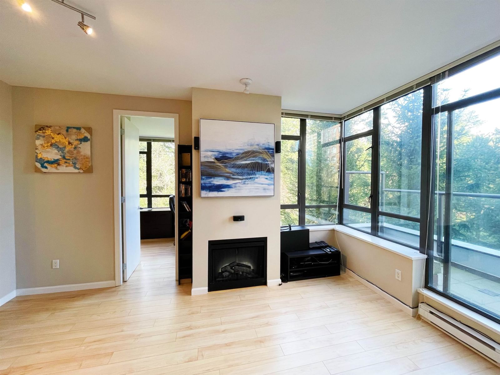 Listing Image 8