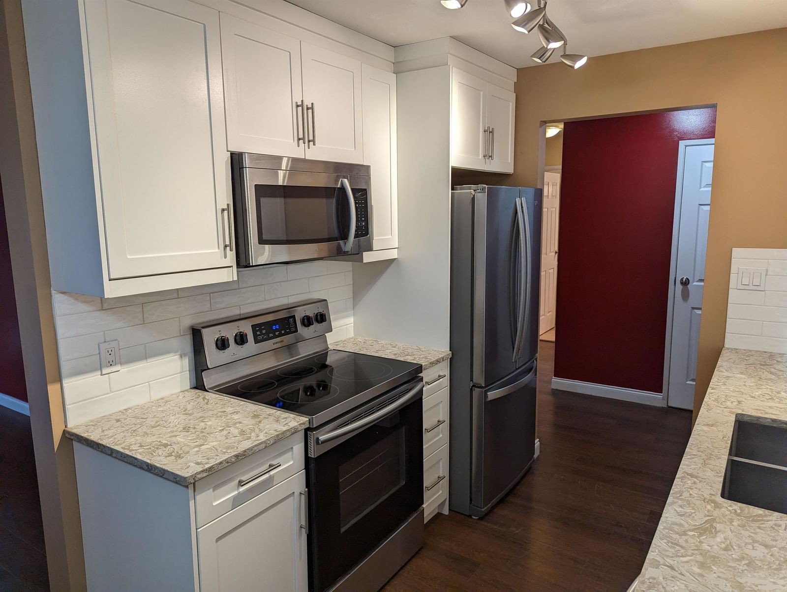 Listing Image 4