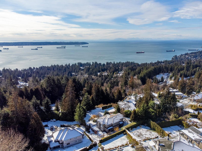 2320 Chairlift Close, West Vancouver, V7S 3G8 | Image 3