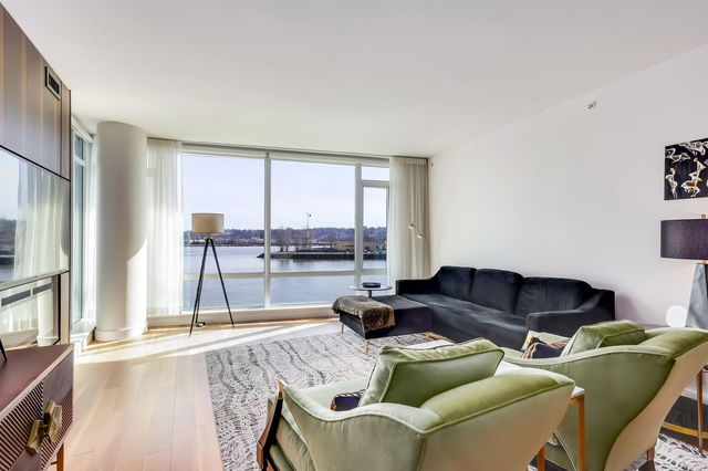 407 - 210 Salter Street