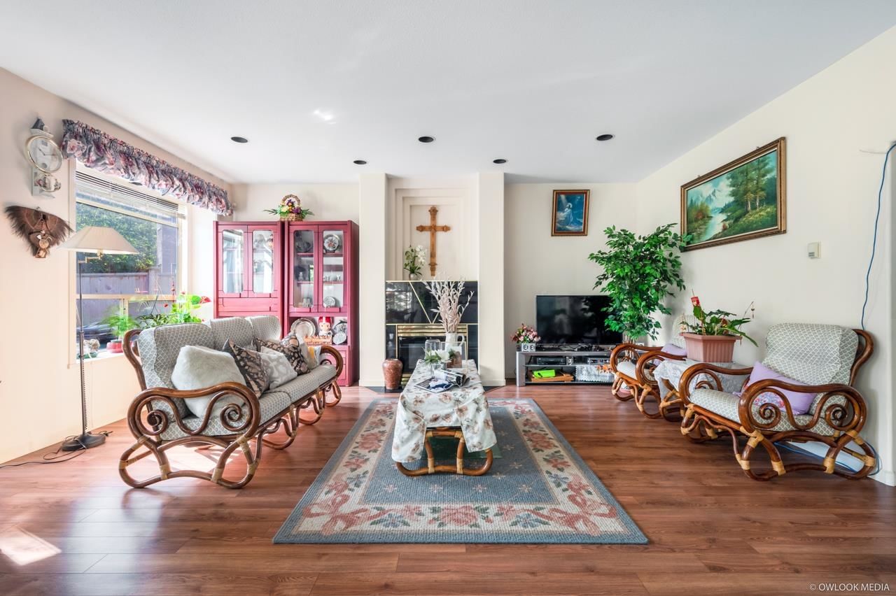 Listing Image 4