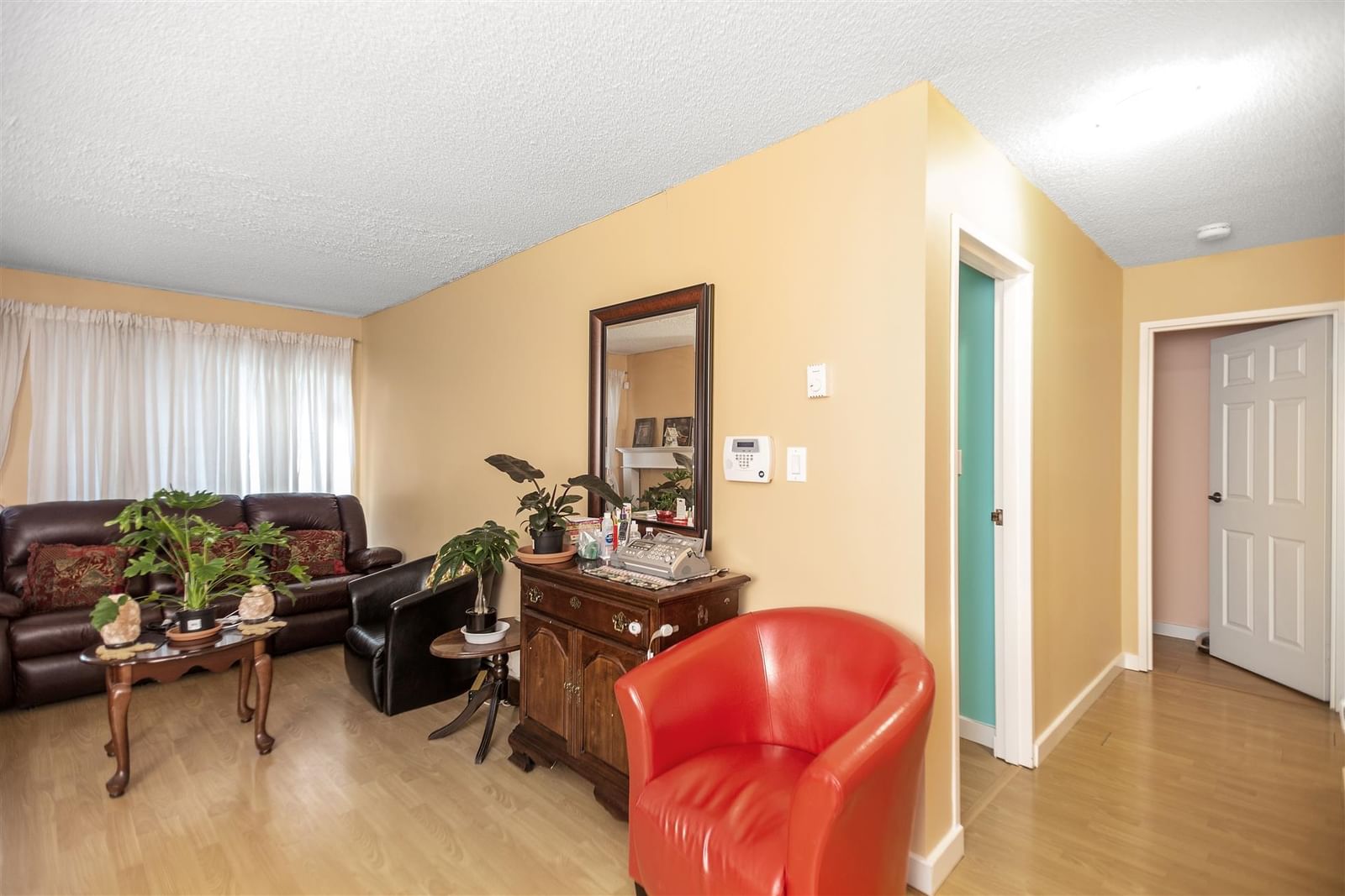 Listing Image 4