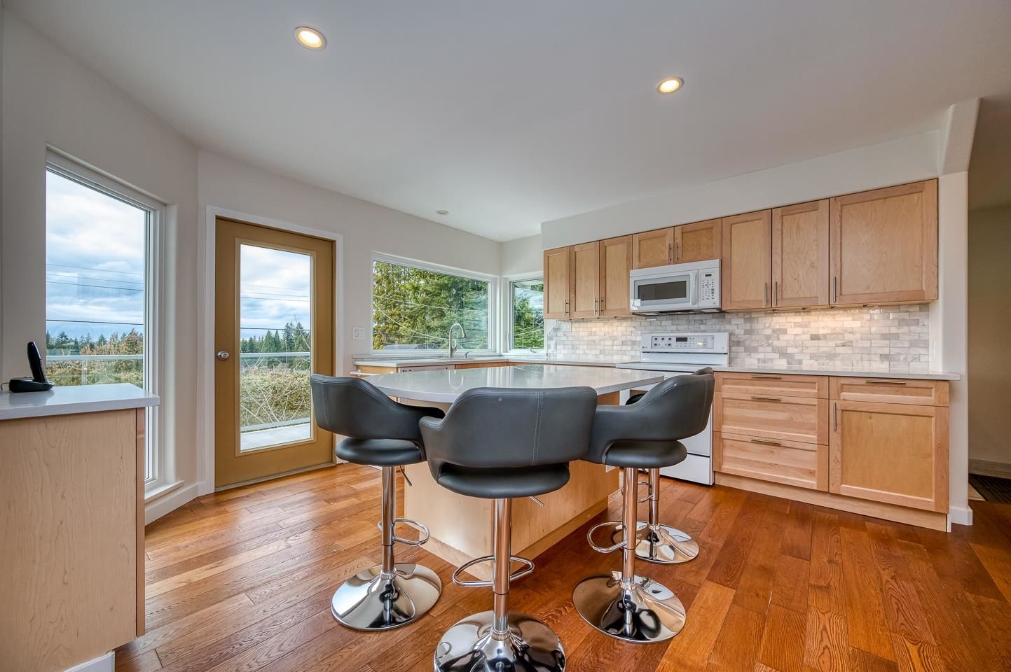 Listing Image 12
