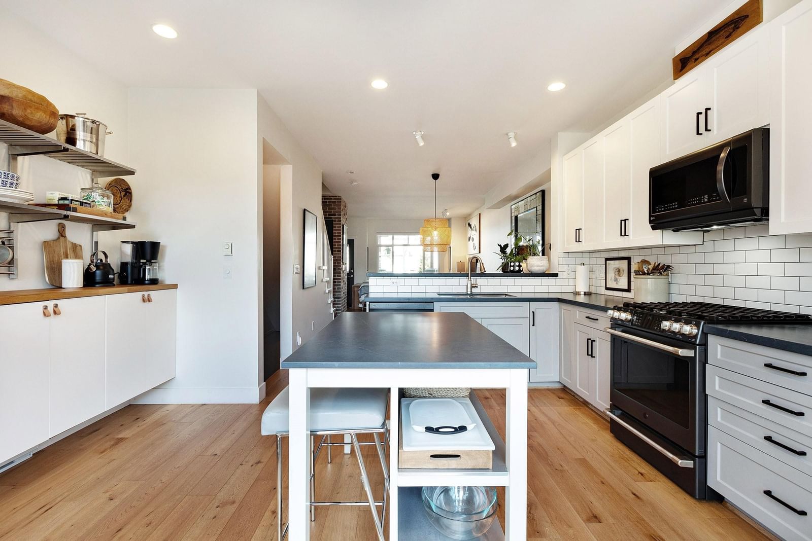 Listing Image 12