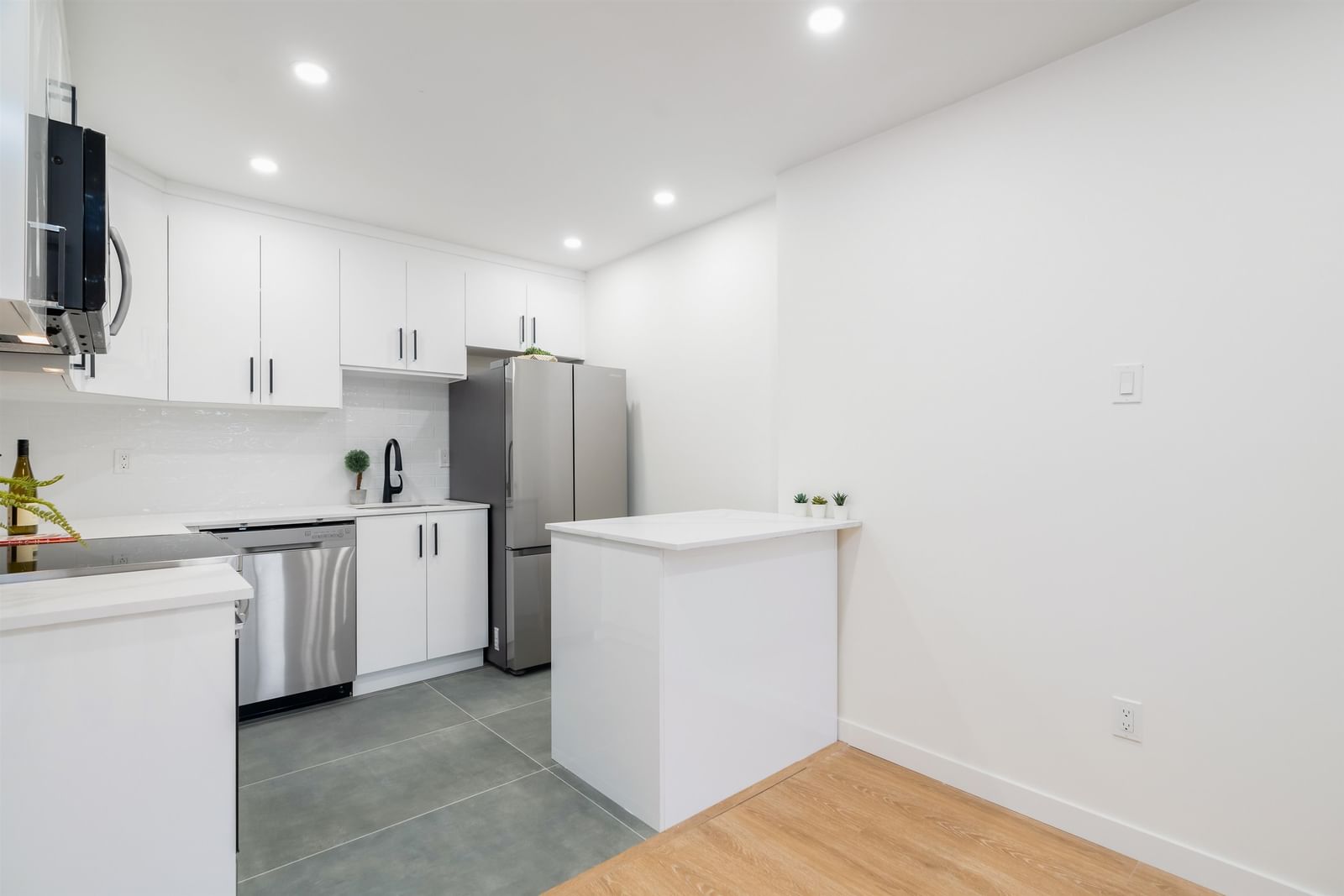 Listing Image 4