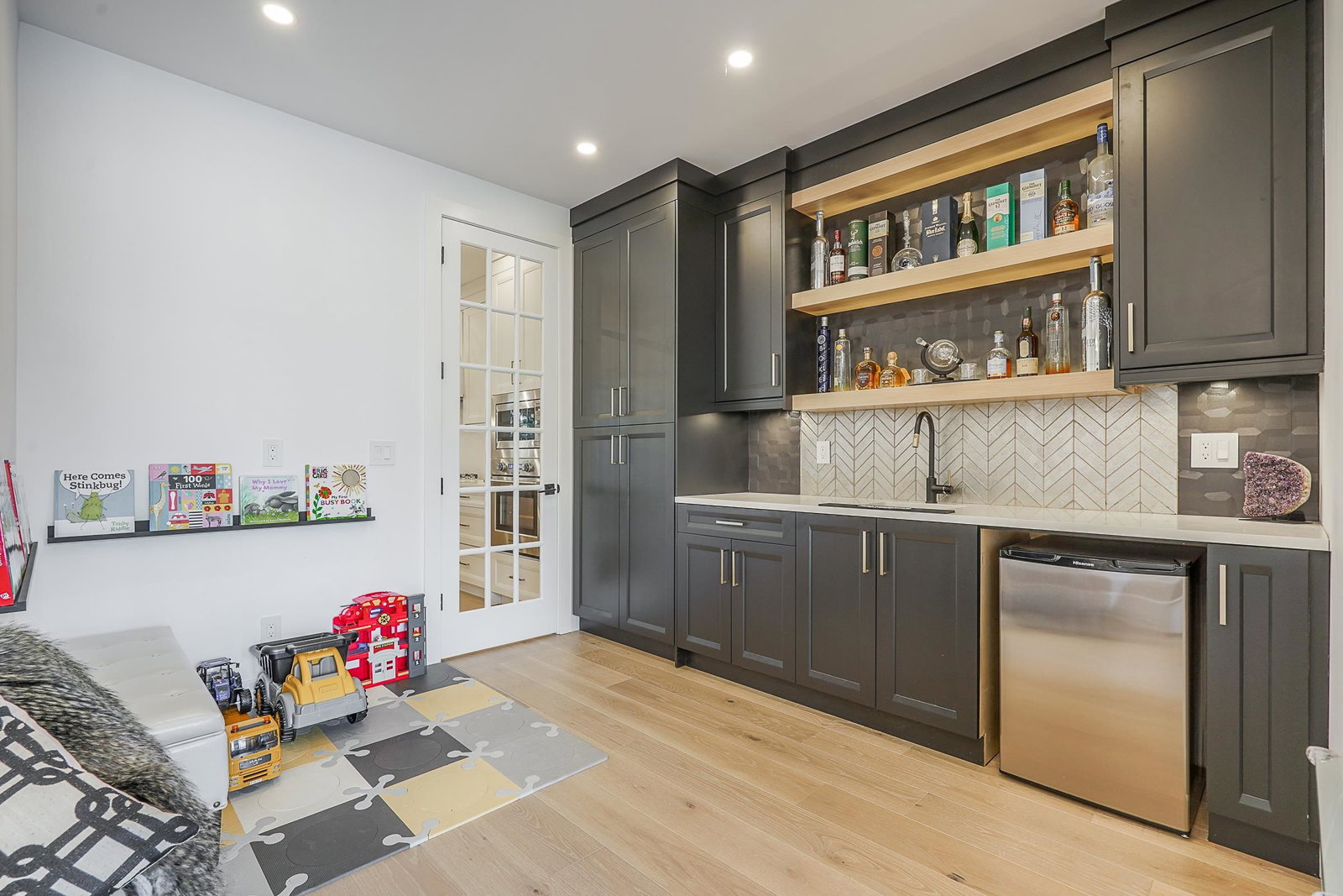 Listing Image 11