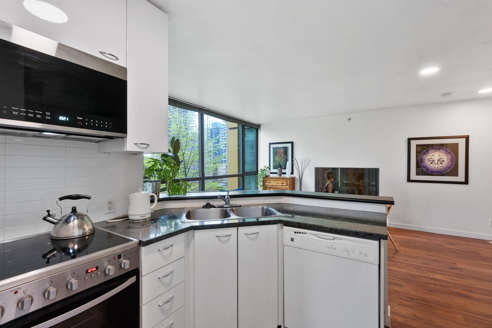Listing Image 9