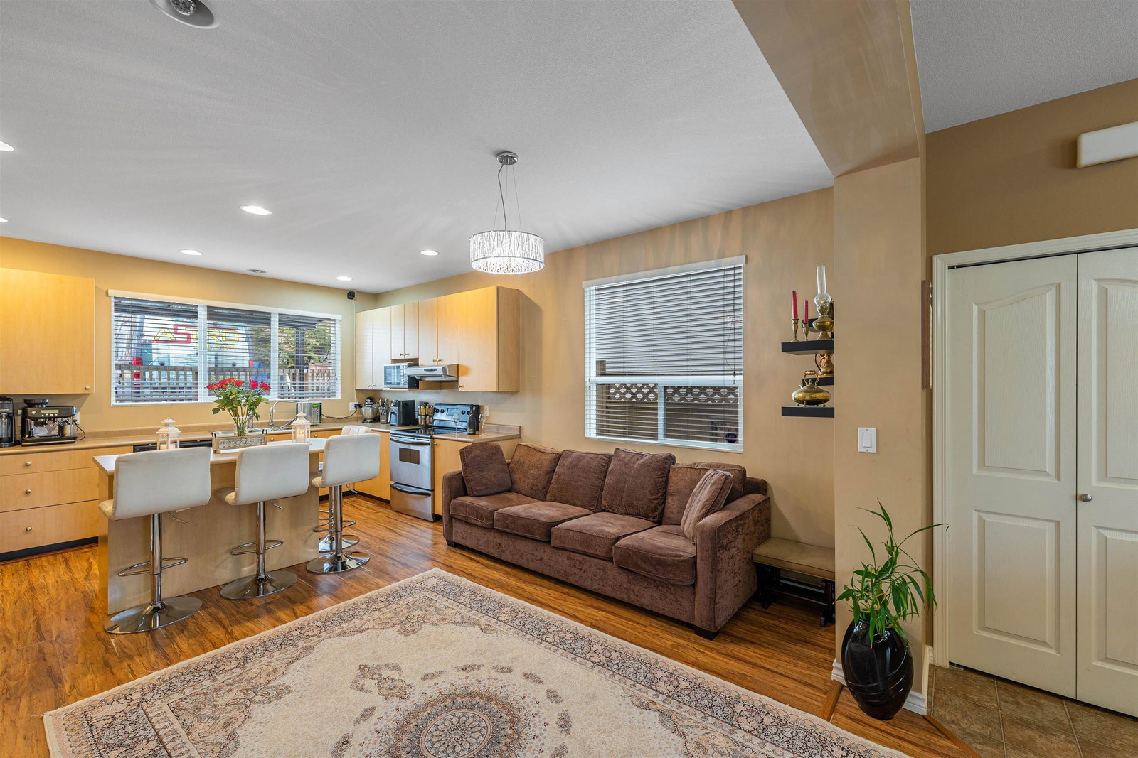 Listing Image 5
