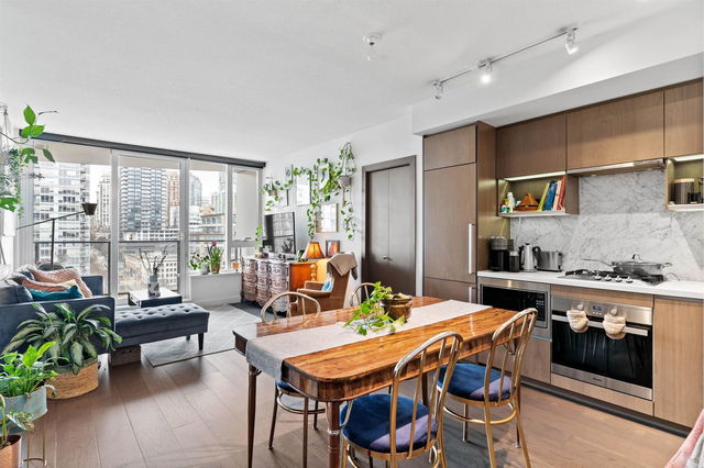 1121 - 68 Smithe Street