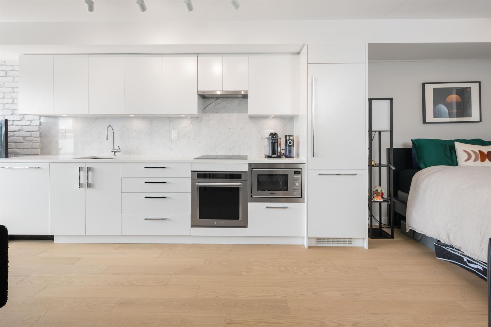 Listing Image 10