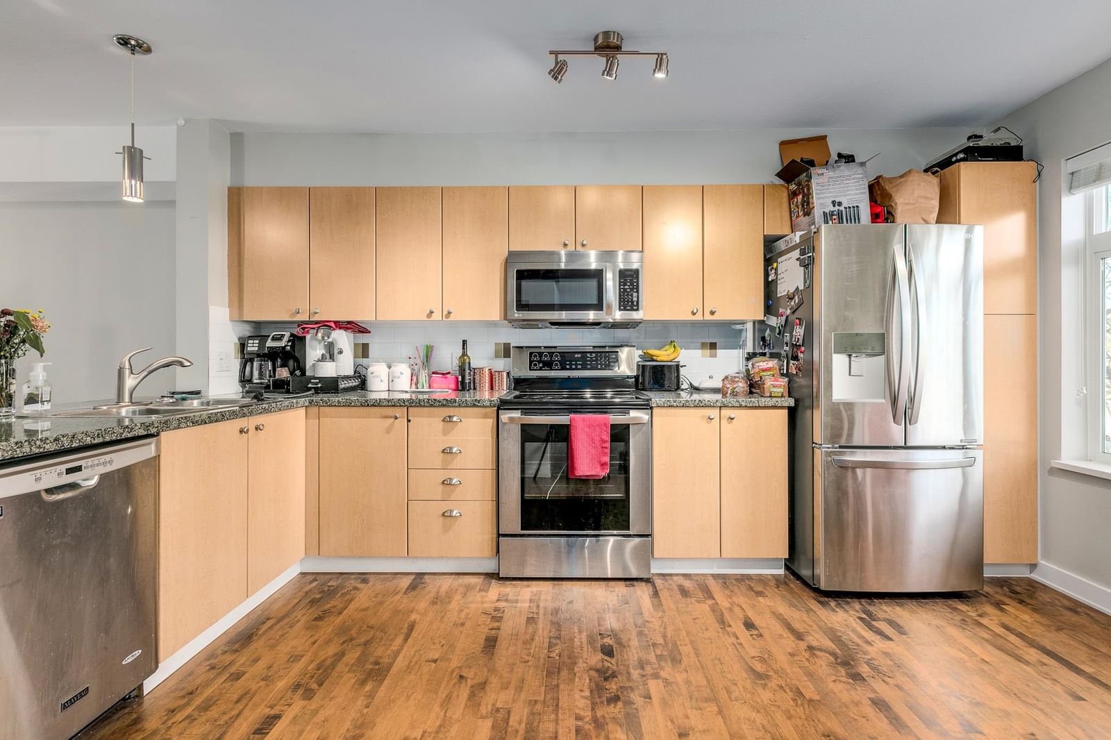 Listing Image 4