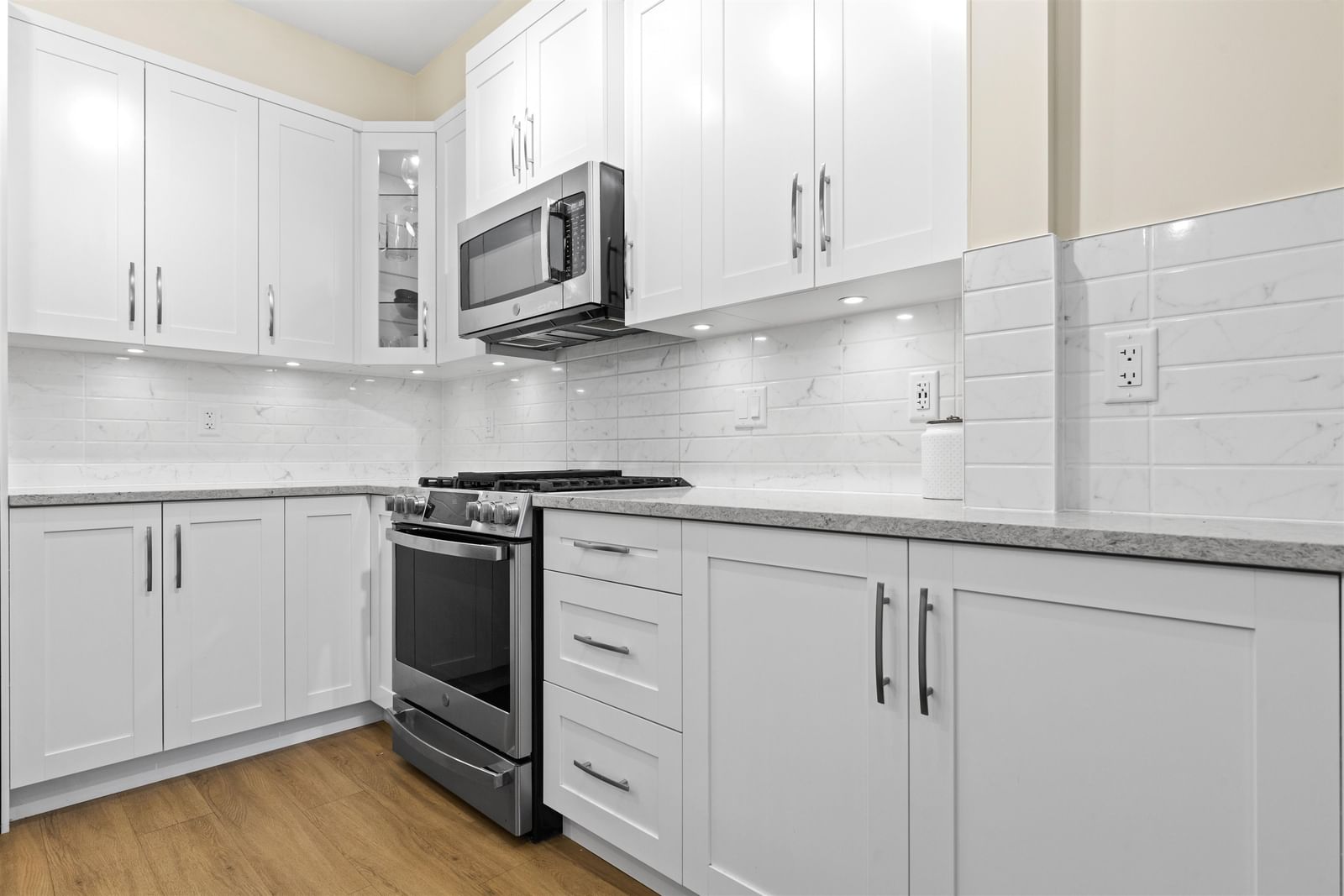 Listing Image 9
