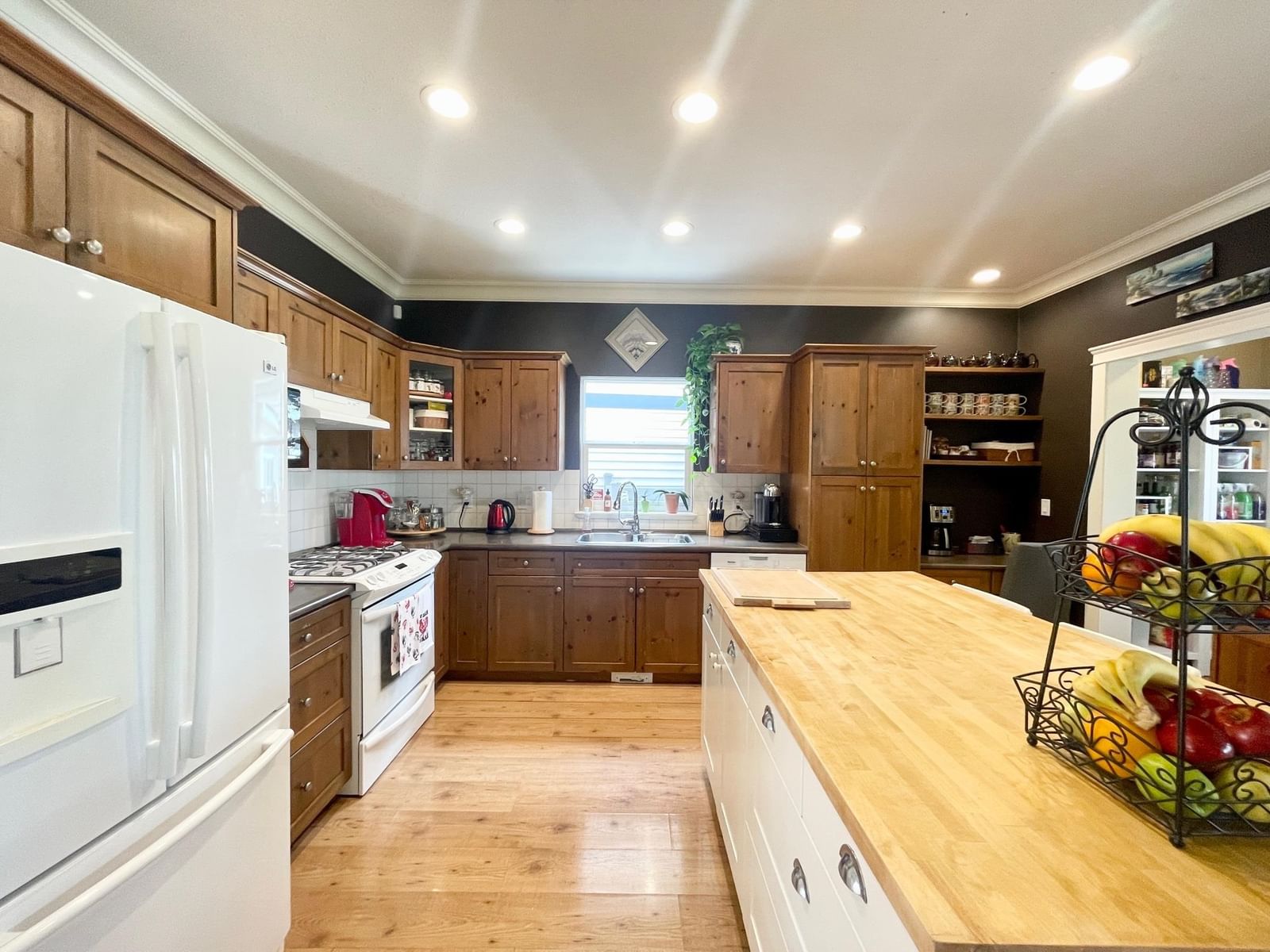 Listing Image 4