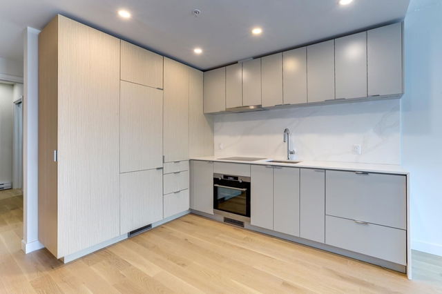 701 - 239 Keefer Street