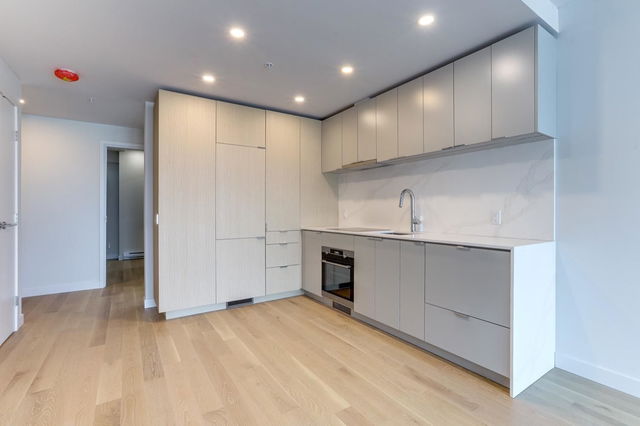 701 - 239 Keefer Street