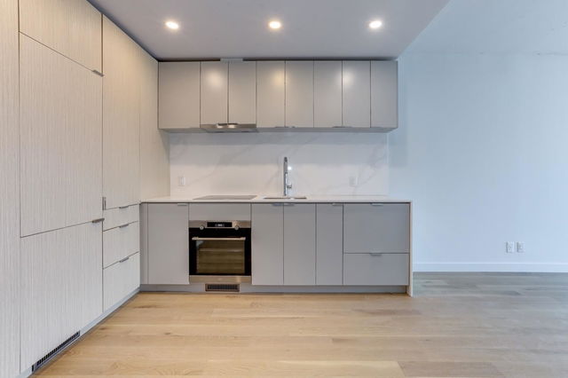 701 - 239 Keefer Street