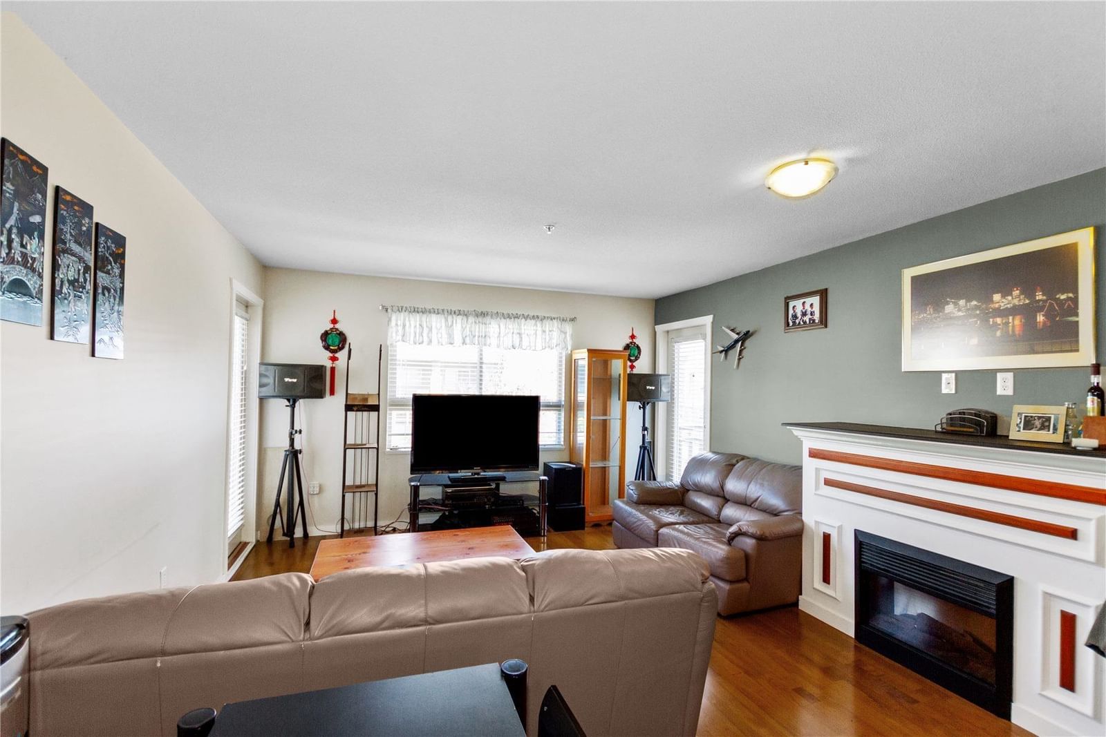 Listing Image 4