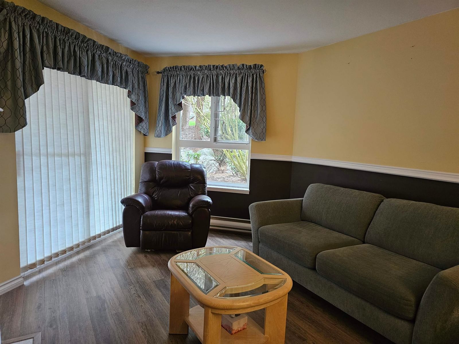 Listing Image 4