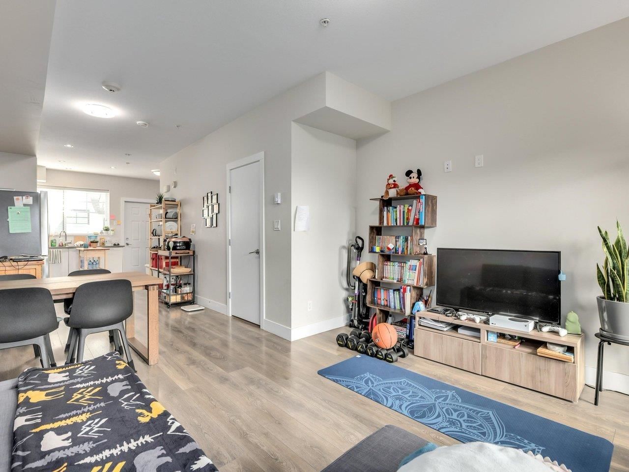 Listing Image 6