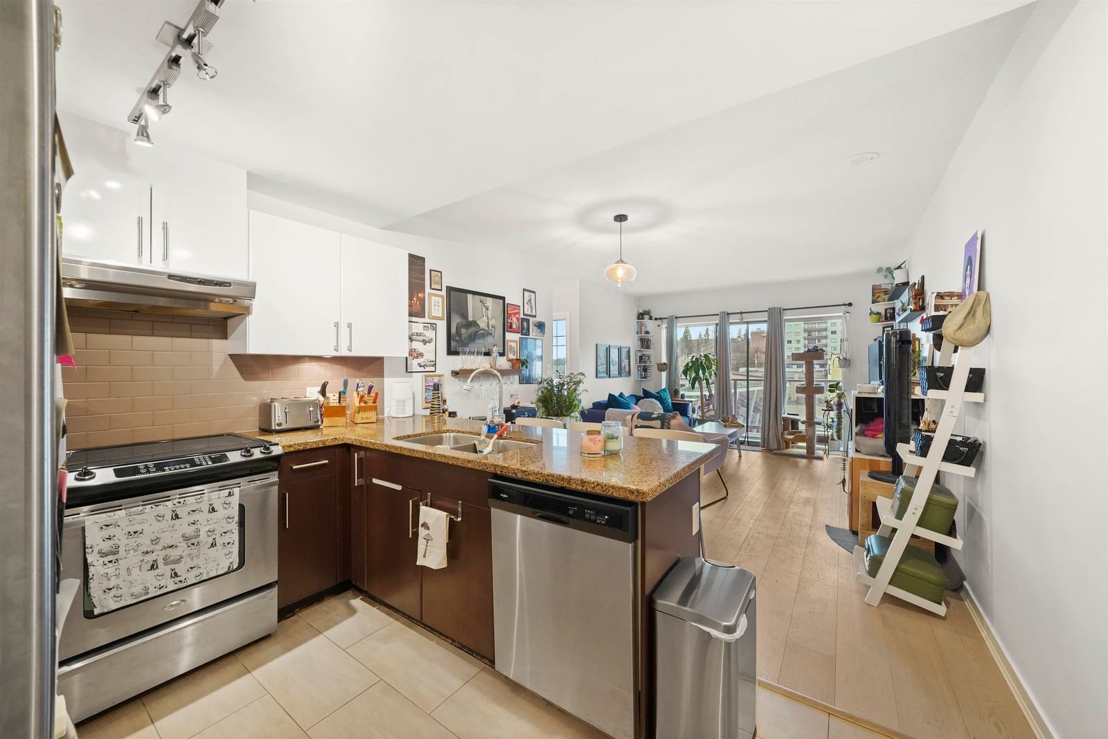 Listing Image 6