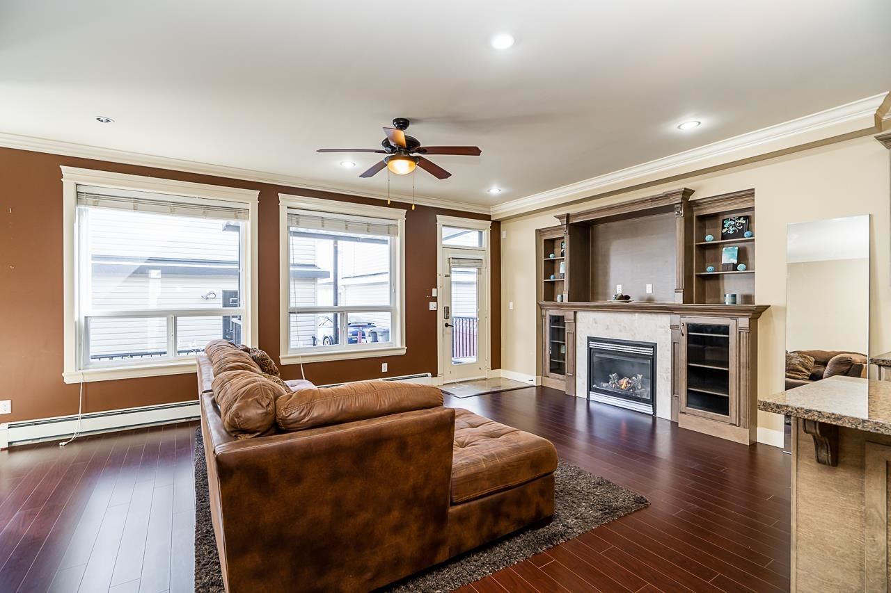 Listing Image 4