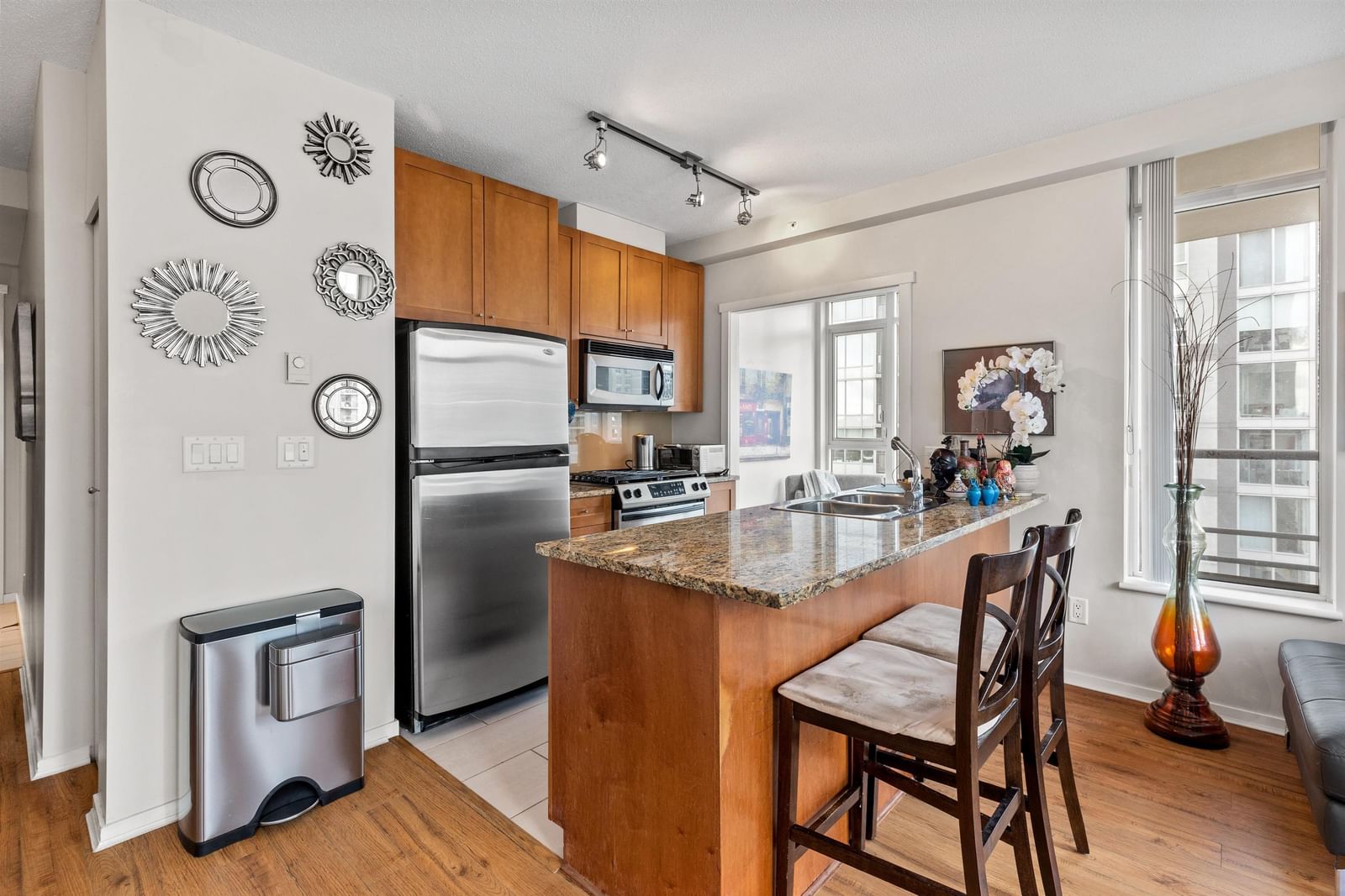 Listing Image 4