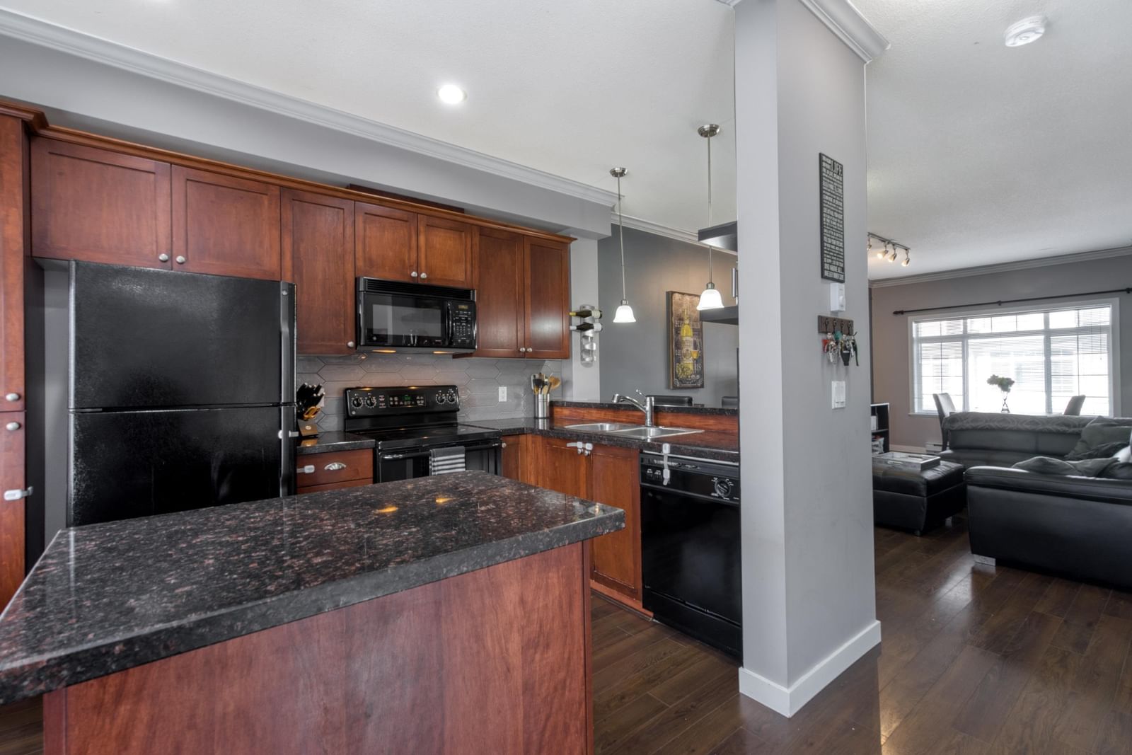 Listing Image 9