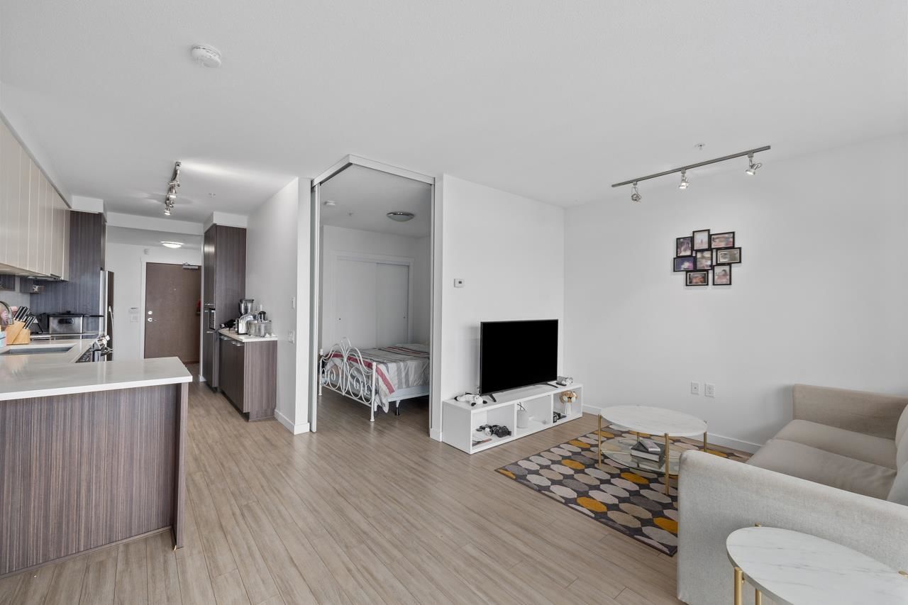 Listing Image 4
