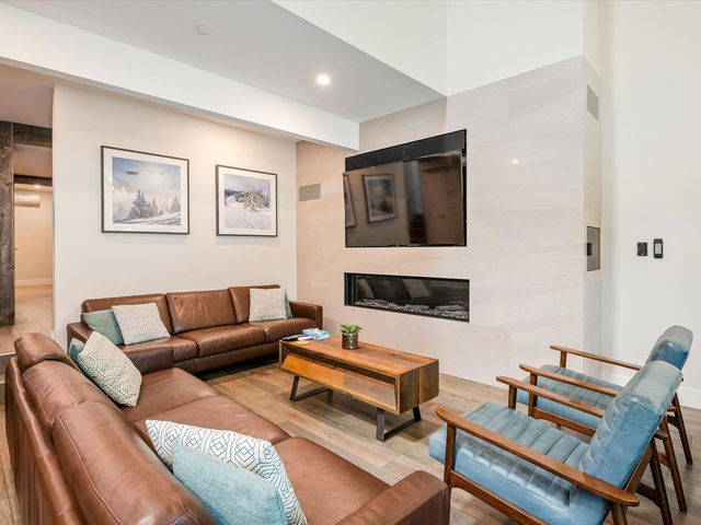 23 - 4700 Glacier Drive