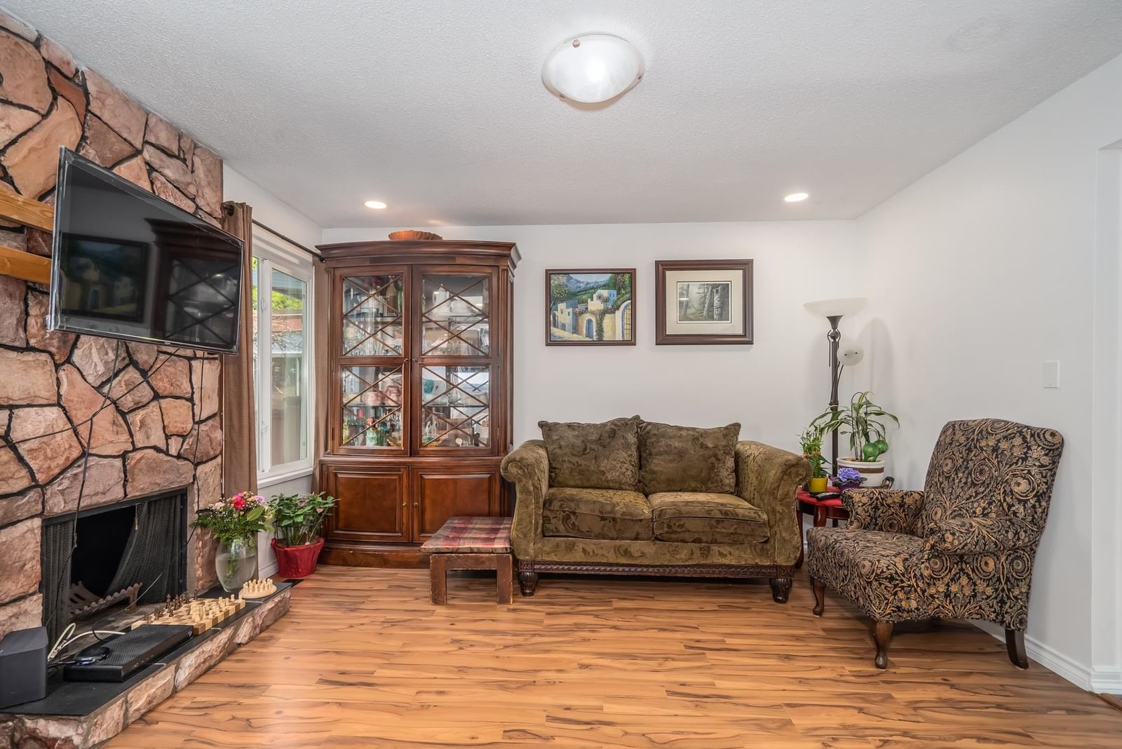 Listing Image 4