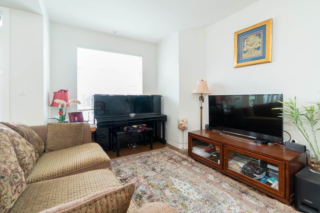Listing Image 4
