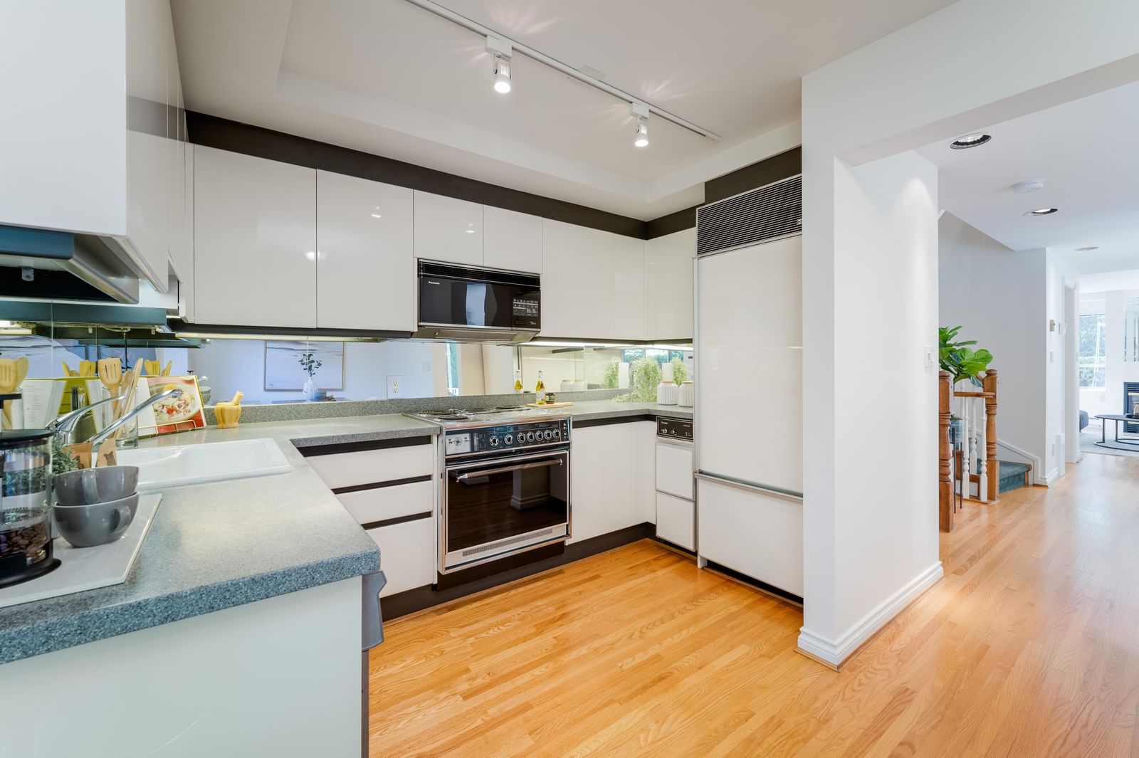 Listing Image 10