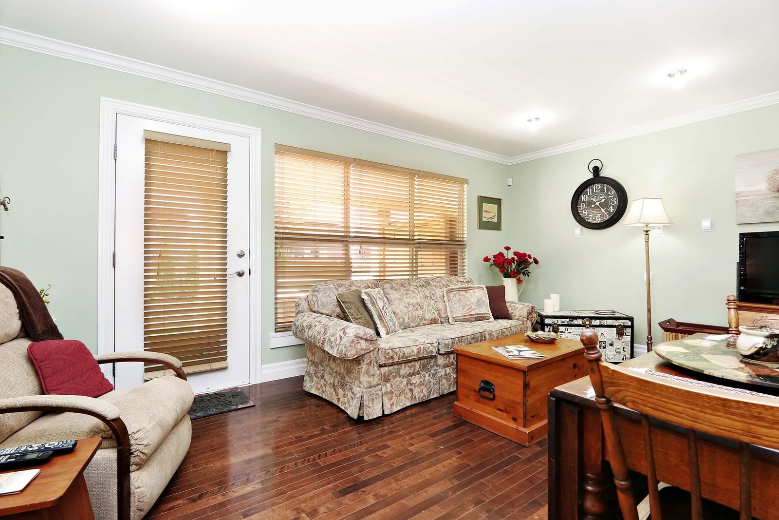 Listing Image 4