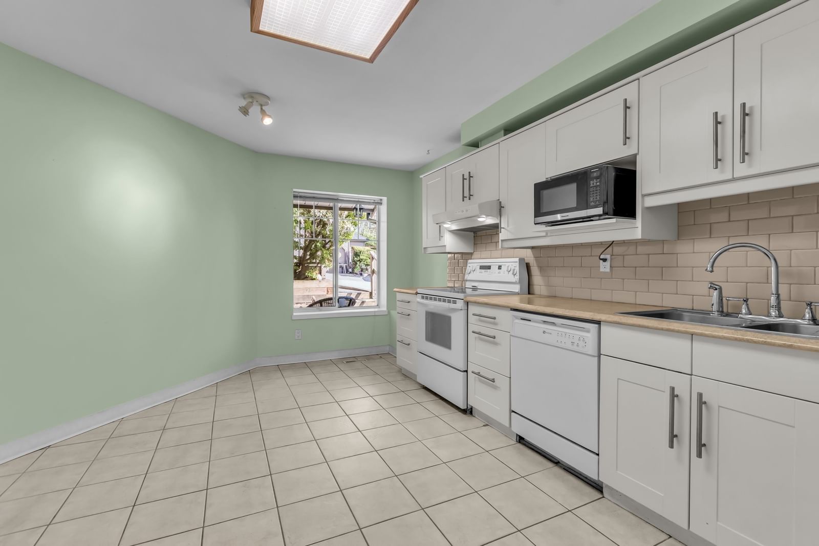 Listing Image 8