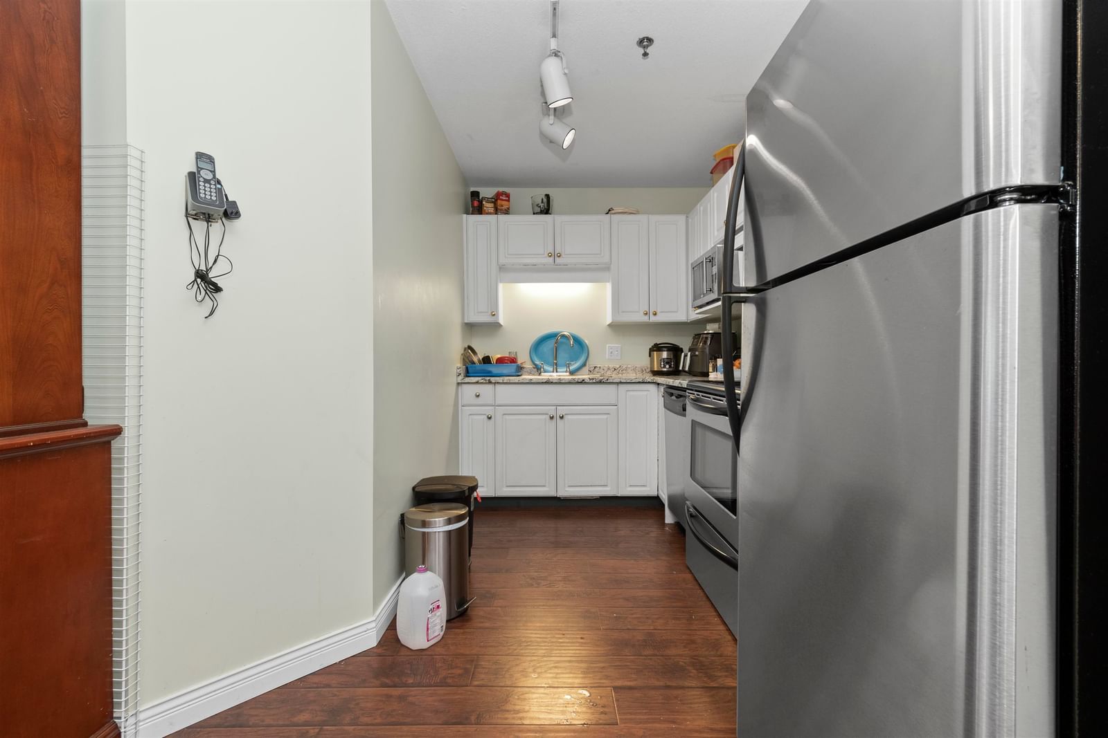 Listing Image 11