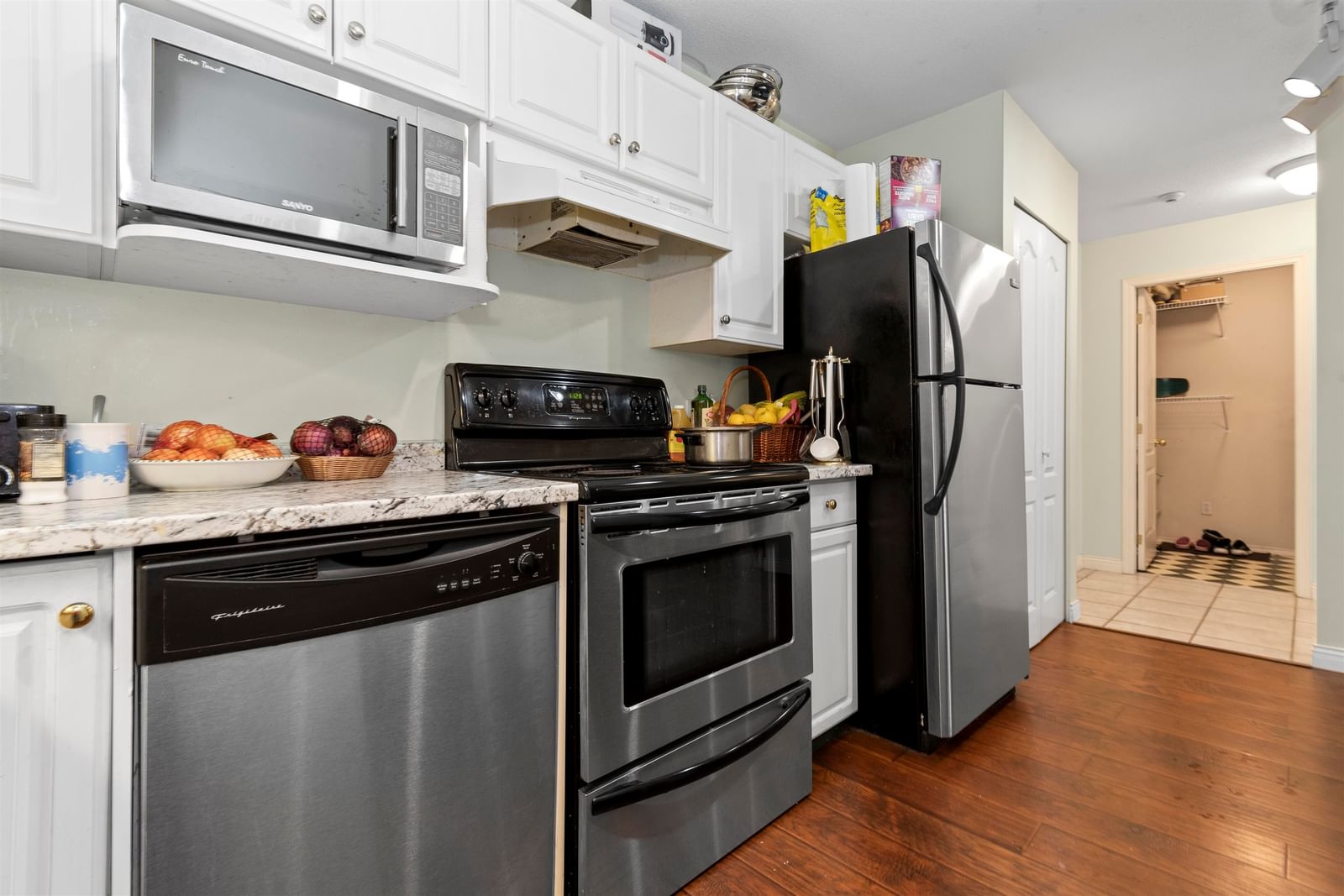 Listing Image 9