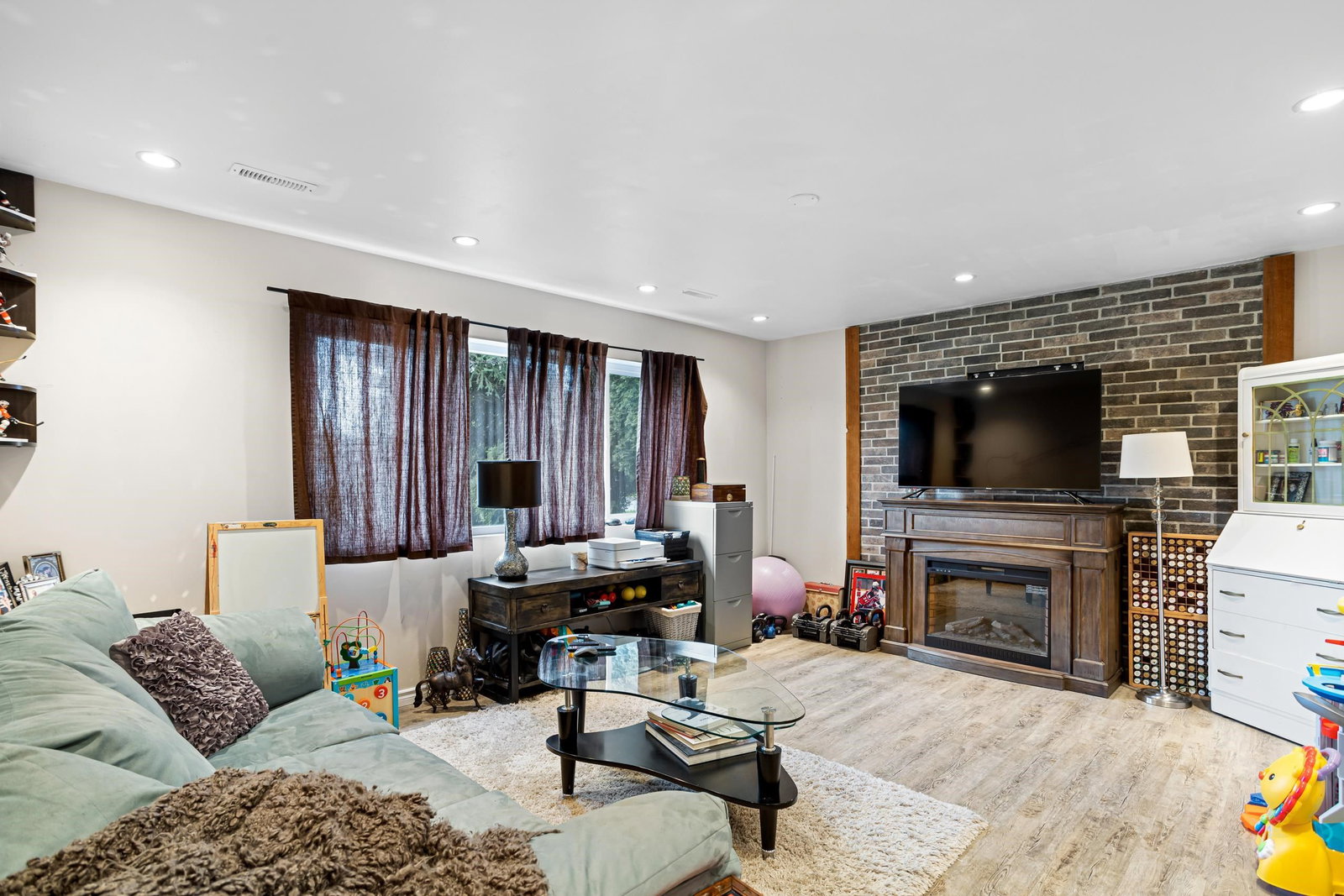 Listing Image 4