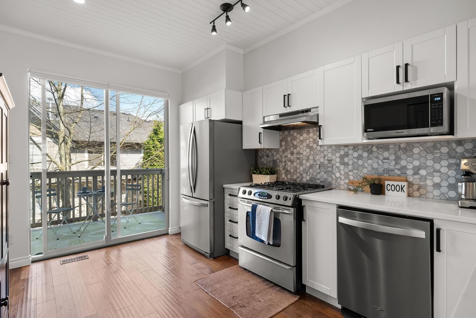 Listing Image 10