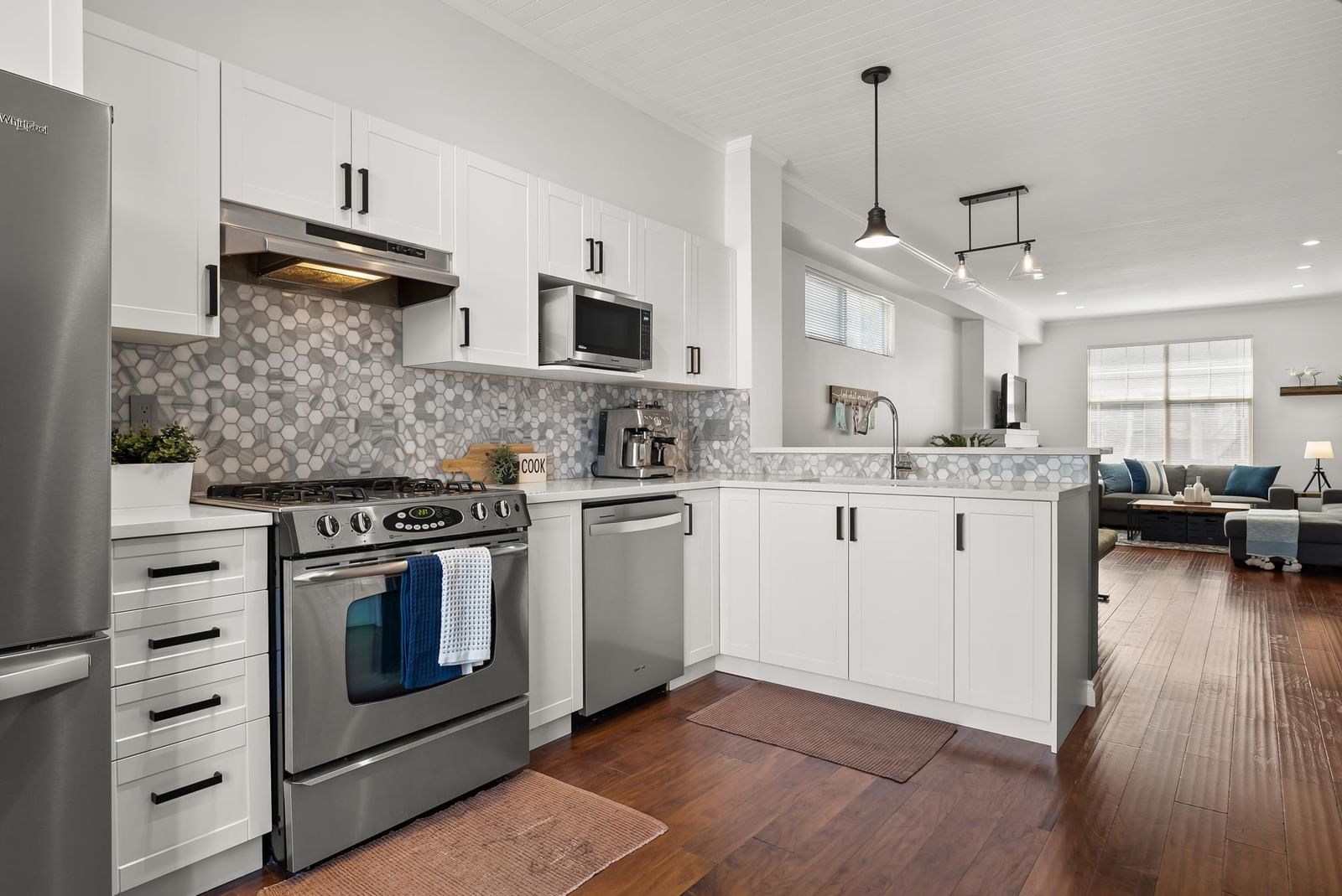 Listing Image 11