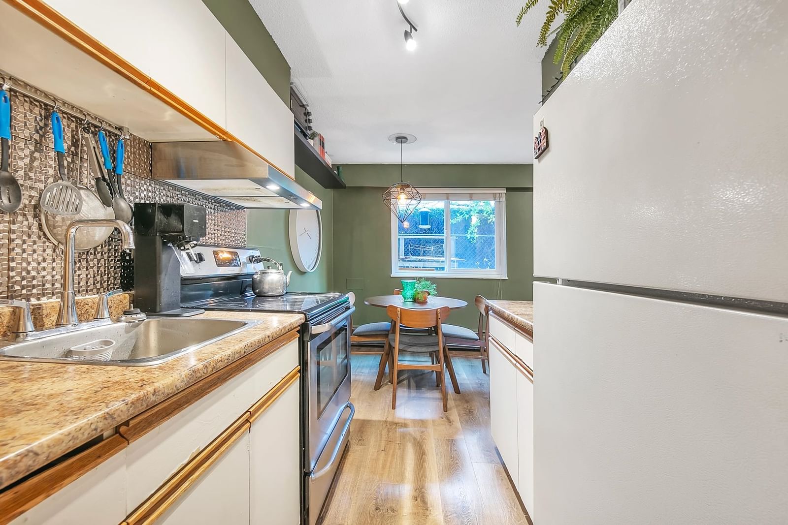 Listing Image 12